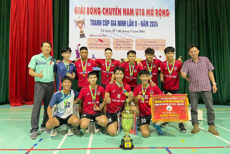 Thầy Võ Thái Hồng Nam (hàng sau, bìa trái) cùng nhà tài trợ trao giải cho các đội tại Giải bóng chuyền nam U18 mở rộng năm 2024 do thầy đứng ra vận động, kết nối tổ chức. Ảnh: Vũ Chi