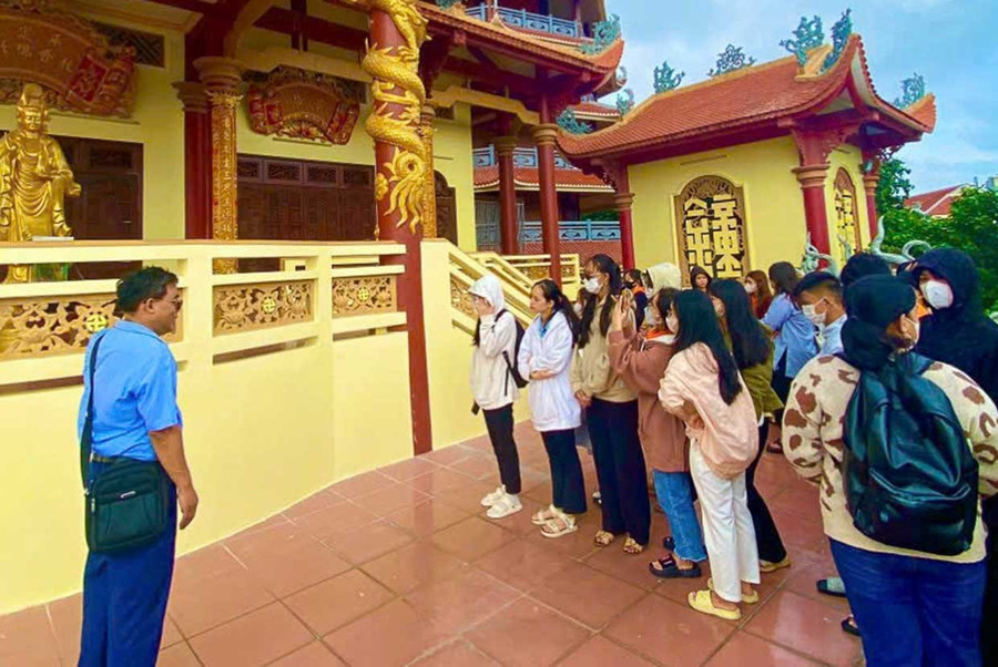 Bên cạnh nghiên cứu, Tiến sĩ Võ Minh Hải còn dành nhiều tâm huyết cho công tác giảng dạy và đào tạo thế hệ trẻ tiếp cận lĩnh vực Hán Nôm. Ảnh: NVCC