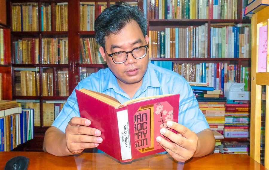 Tiến sĩ Võ Minh Hải - Phó Trưởng Khoa Khoa học Xã hội và Nhân văn (Trường Đại học Quy Nhơn) bền bỉ theo đuổi con đường nghiên cứu Hán Nôm suốt hơn 20 năm qua. Ảnh: Ngọc Nhuận