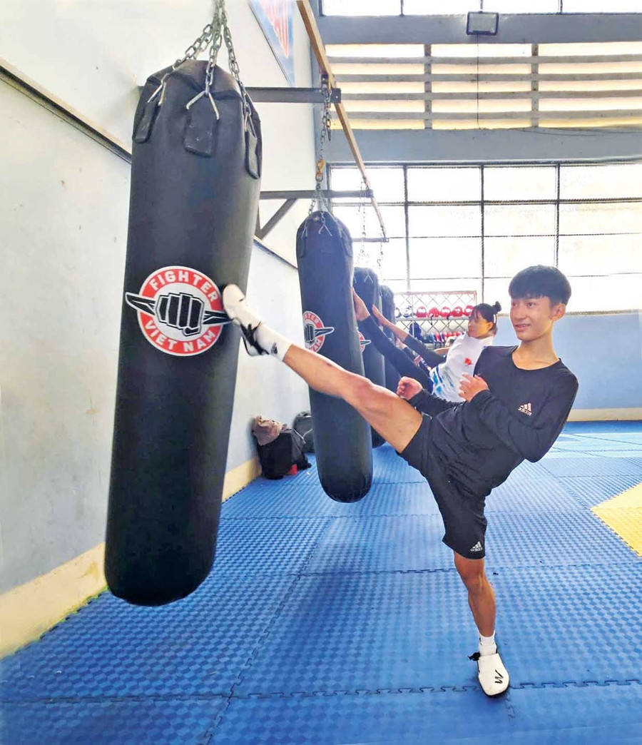 Các vận động viên taekwondo Trung tâm Huấn luyện và Thi đấu Thể thao Pleiku tích cực tập luyện. Ảnh: R’Ô HOK