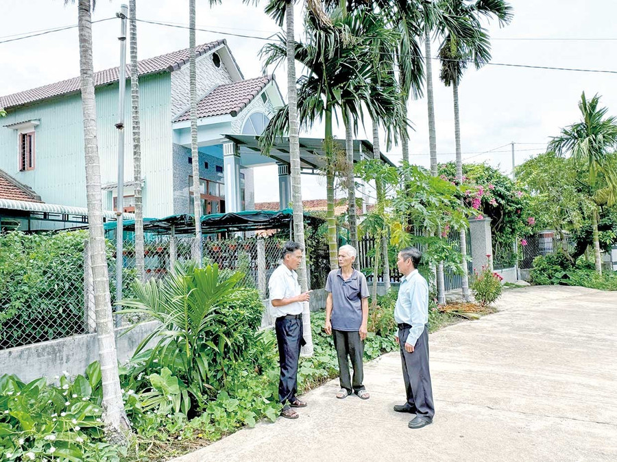 Secretary of the Party Cell of Thọ Lộc 1 Residential Group (An Nhơn Nam Ward), Phan Châu Tuấn (far left), mobilizes residents to join hands in building a civilized, secure, and safe neighborhood. Photo: N.Q Bí thư Chi bộ tổ dân phố Thọ Lộc 1 (phường An Nhơn Nam) Phan Châu Tuấn (bìa trái) vận động nhân dân chung tay xây dựng khu phố văn minh, an ninh, an toàn. Ảnh: N.Q