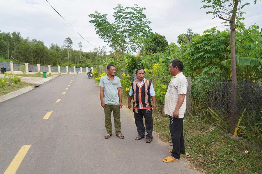 Mr. Đinh Ướp (center), Secretary of the Party Cell of Kon Giọt 1 Village (Bình Phú Commune), mobilizes residents to protect the environment, making the village bright, green, clean, and beautiful. Photo: N.Q . Ông Đinh Ướp (giữa), Bí thư Chi bộ làng Kon Giọt 1 (xã Bình Phú) vận động nhân dân bảo vệ môi trường trong làng sáng, xanh, sạch, đẹp.