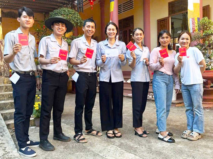 Members of the Giọt Hồng Lam humanitarian blood donation club feel happy when participating in blood donation, embodying the message “living is giving.” Photo: Hùng Nguyễn Các thành viên CLB Hiến máu nhân đạo Giọt Hồng Lam cảm thấy hạnh phúc khi tham gia hiến máu, thực hành thông điệp “sống là để cho đi”.