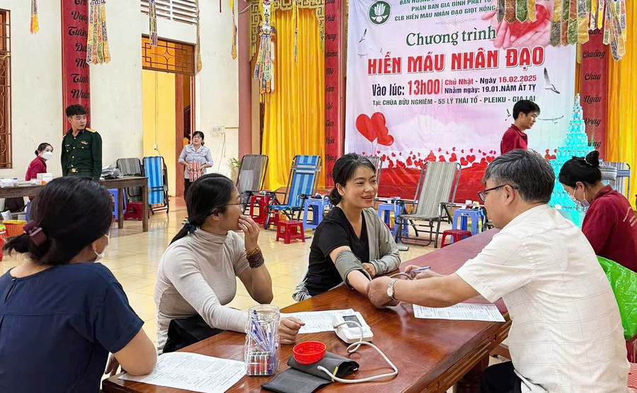 Every year, the Giọt Hồng Lam humanitarian blood donation club organizes one to two voluntary blood donation drives. Photo: Hùng Nguyễn Hằng năm, Câu lạc bộ Hiến máu nhân đạo Giọt Hồng Lam tổ chức từ 1 - 2 đợt hiến máu tình nguyện. Ảnh: Hùng Nguyễn