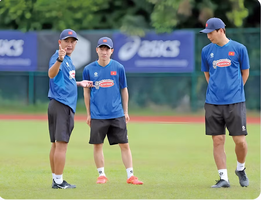 Coach Đinh Hồng Vinh (far left) entrusted as the number one assistant to head coach Kim Sang Sik (far right). Photo: NVCC