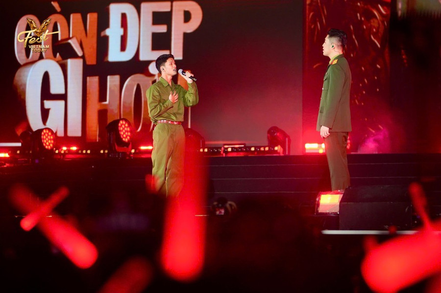 Nguyễn Hùng and Vũ perform the song 'Còn gì đẹp hơn'