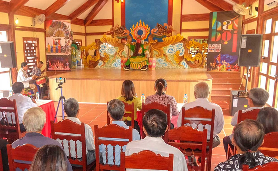 Audience members watch a performance of hát bội pat Học Bộ Đình. Photo: Ngọc Nhuận tem6-2.jpg