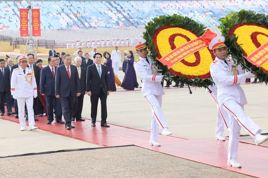 Party and State leaders, along with former leaders, lay wreaths and pay tribute at the Mausoleum of President Ho Chi Minh on the morning of September 1. Photo: QUANG PHUC