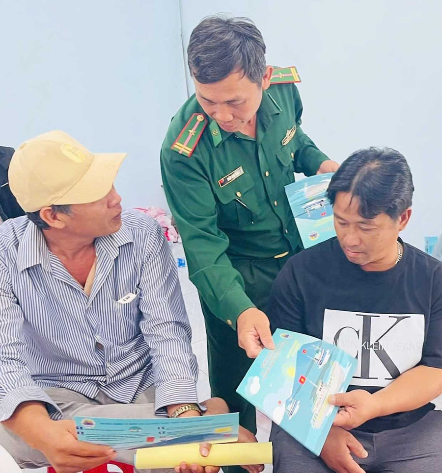 Phù Mỹ Đông Commune authorities visit each vessel owner’s home to encourage compliance. Photo: N.N them1.jpg
