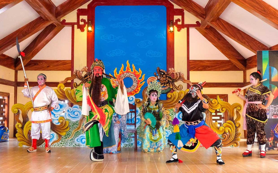 Artisans perform an excerpt from the hát bội play "Quan Công phò nhị tẩu" (from the play "Cổ thành"). Photo: Ngọc Nhuận bg6-1.jpg