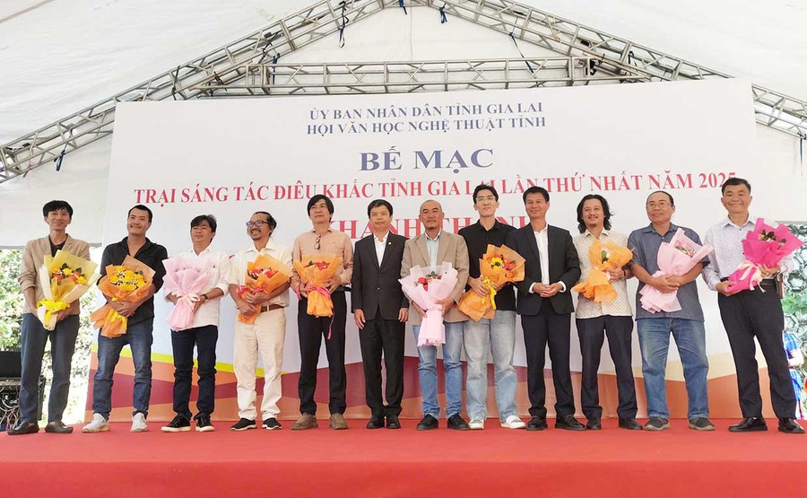 Sculptor Lê Trọng Nghĩa (fifth from the left) with other sculptors at the closing ceremony of the first “land and people of Gia Lai” sculpture camp. Photo: Vân Phi bg11-1.jpg