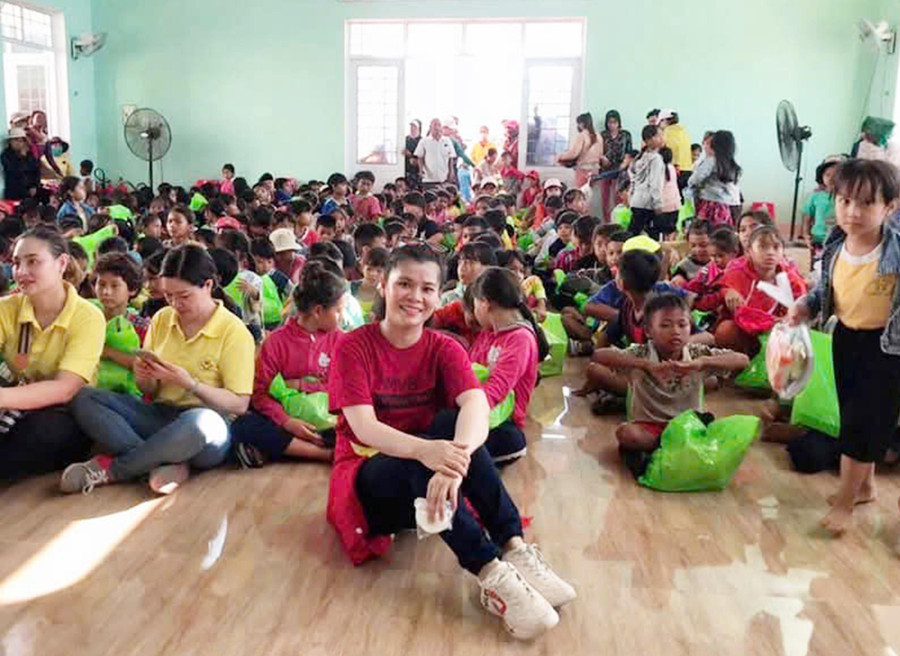 Ms. Le Thi Kim Loan and friends actively participate in gift-giving campaigns for disadvantaged people and students in remote areas. Photo: Le Thi Kim Loan 1a.jpg