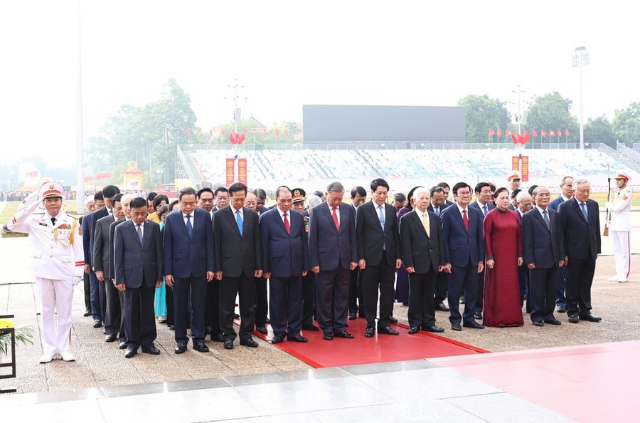 The delegates express their infinite gratitude and profound respect for President Ho Chi Minh’s tremendous contributions to the revolutionary cause of the Party and the nation. Photo: SGGP The delegates express their infinite gratitude and profound respect for President Ho Chi Minh’s tremendous contributions to the revolutionary cause of the Party and the nation. Photo: SGGP