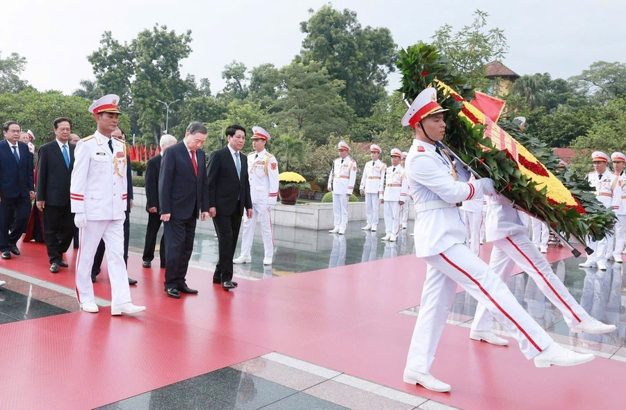 Party and State leaders, along with former leaders, offer incense in remembrance of the heroic martyrs on Bac Son Street, Hanoi, on the morning of September 1. Photo: VIET CHUNG Party and State leaders, along with former leaders, offer incense in remembrance of the heroic martyrs on Bac Son Street, Hanoi, on the morning of September 1. Photo: VIET CHUNG