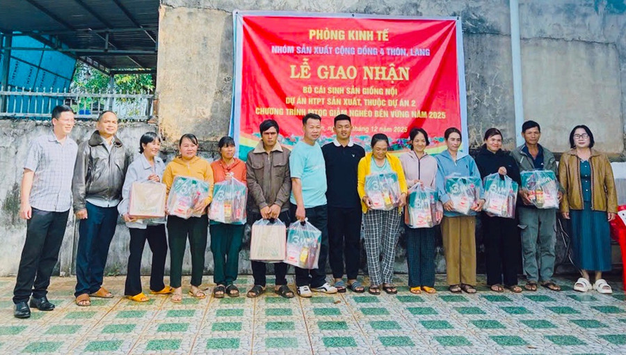 Ia Nan Commune presents gifts to disadvantaged households. Photo: Đ.Y