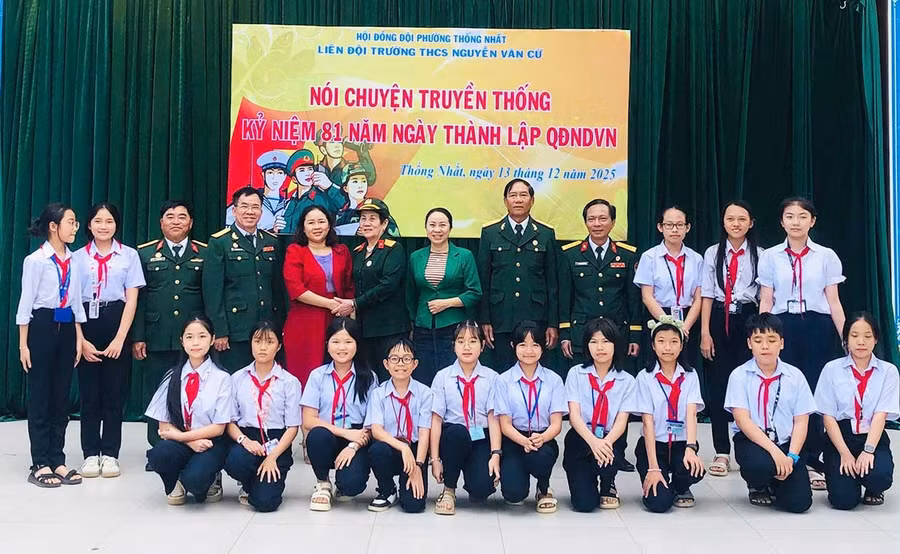 Cán bộ, hội viên Hội Cựu chiến binh phường Thống Nhất chụp hình lưu niệm với giáo viên, học sinh Trường THCS Nguyễn Văn Cừ sau buổi nói chuyện truyền thống. Ảnh: ĐVCC