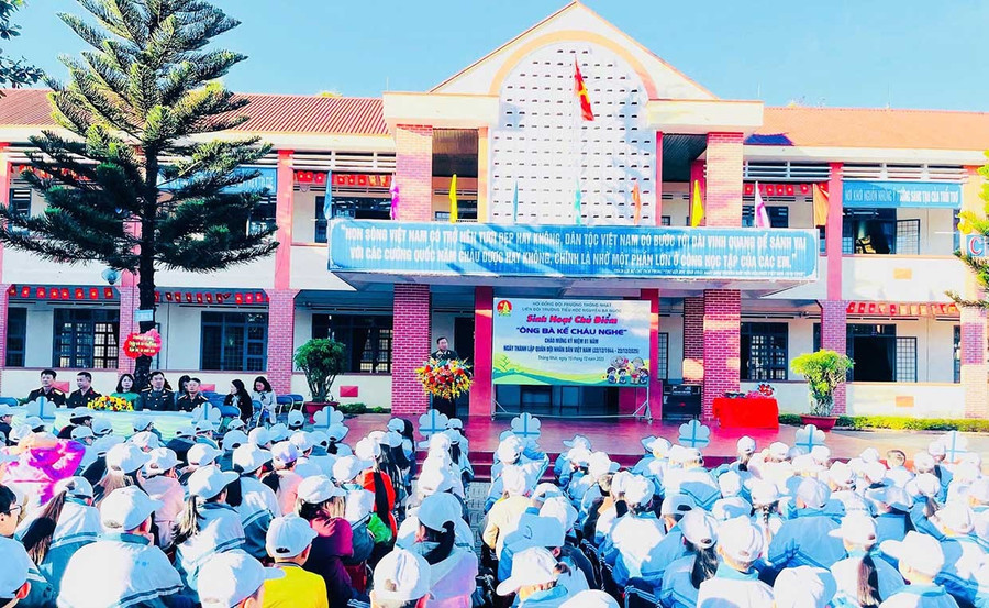 Hội CCB phường Thống Nhất nói chuyện truyền thống tại Trường Tiểu học Nguyễn Bá Ngọc với chủ điểm “Ông bà kể cháu nghe”. Ảnh: ĐVCC