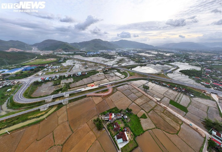 Dự án cao tốc Hoài Nhơn - Quy Nhơn được khởi công ngày 1/1/2023 và theo hợp đồng sẽ về đích vào ngày 16/12 tới, sau gần 2 năm thi công.