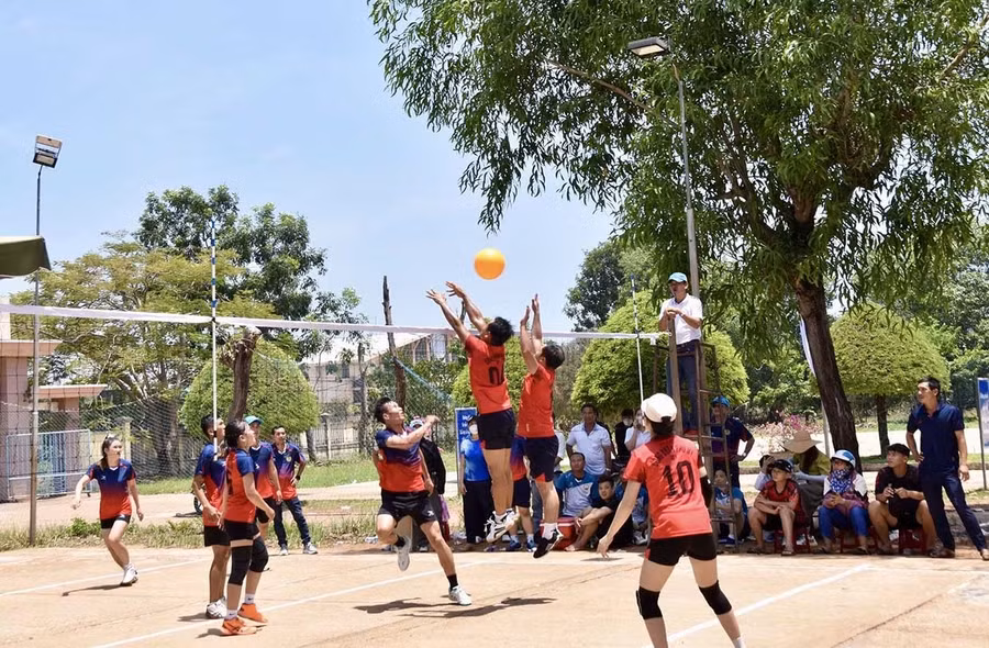 Many grassroots trade unions organize sports exchanges, creating a playground to connect members and workers. Photo: ĐVCC