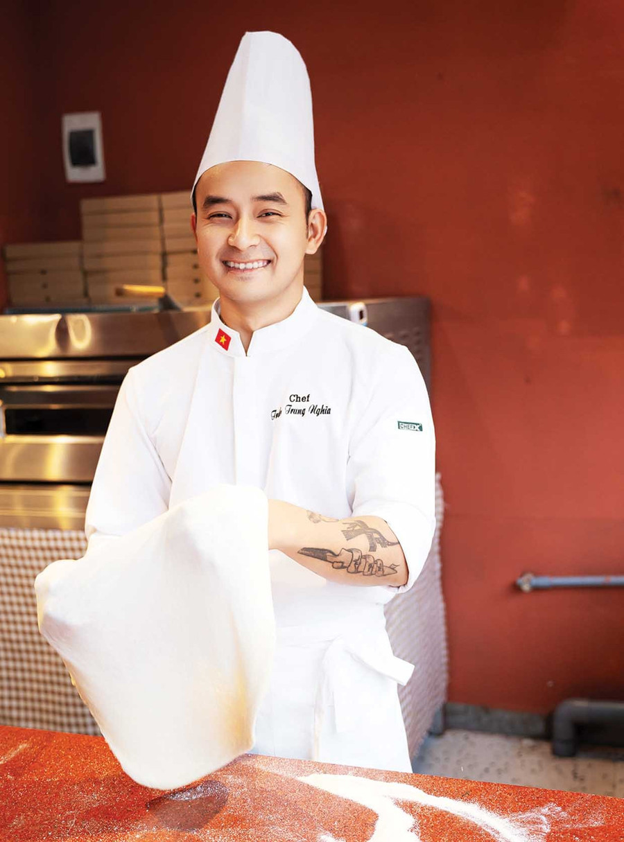 Chef Trần Trung Nghĩa meticulously prepares each dish. Photo: Ngọc Duy