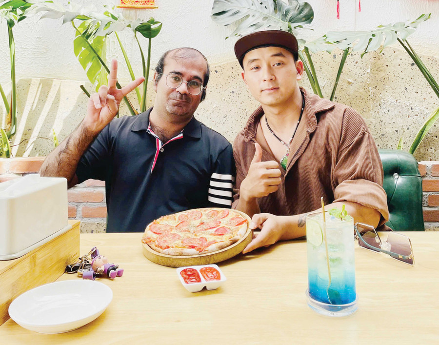 International visitors enjoy dishes at The Hing Pizza (20 Tô Vĩnh Diện, Pleiku Ward). Photo: Ngọc Duy