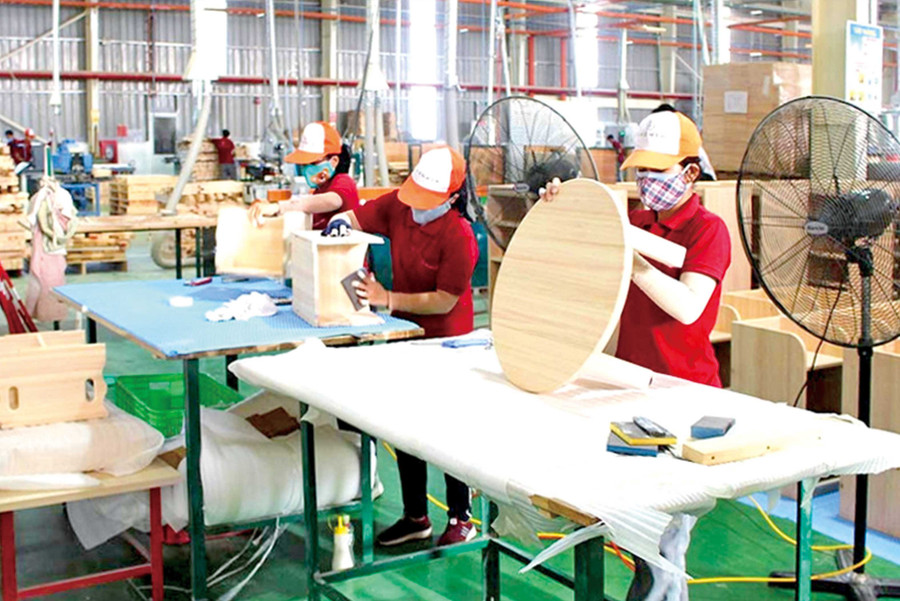 Hoạt động chế biến đồ gỗ xuất khẩu của doanh nghiệp trong Khu công nghiệp Nhơn Hội A.Ảnh: N.H