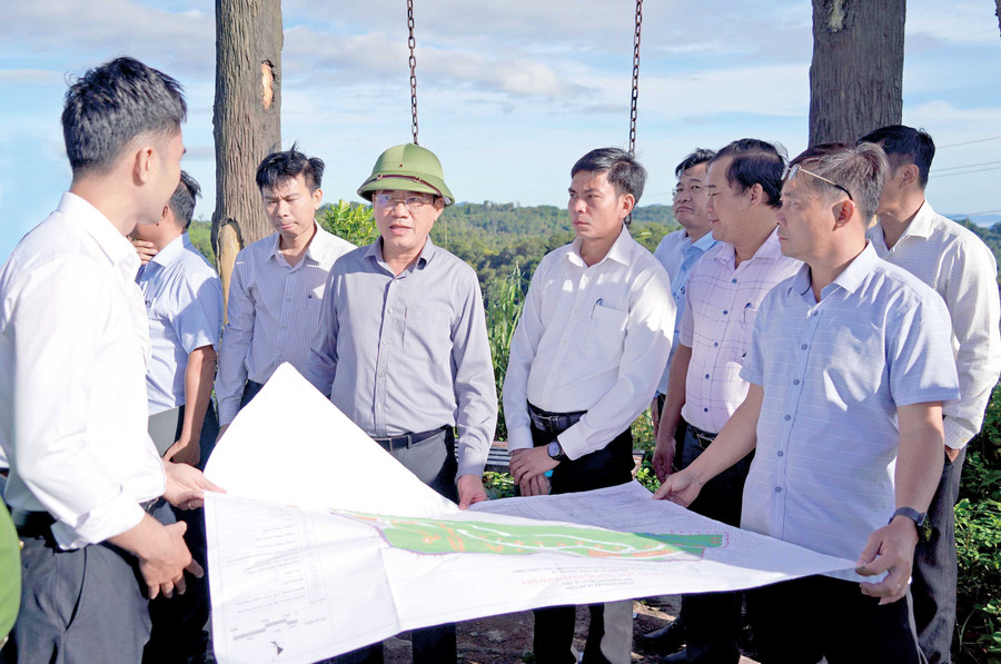 Chủ tịch UBND tỉnh Phạm Anh Tuấn (người đội mũ) kiểm tra việc triển khai các dự án đầu tư trên địa bàn xã An Toàn. Ảnh: N.H