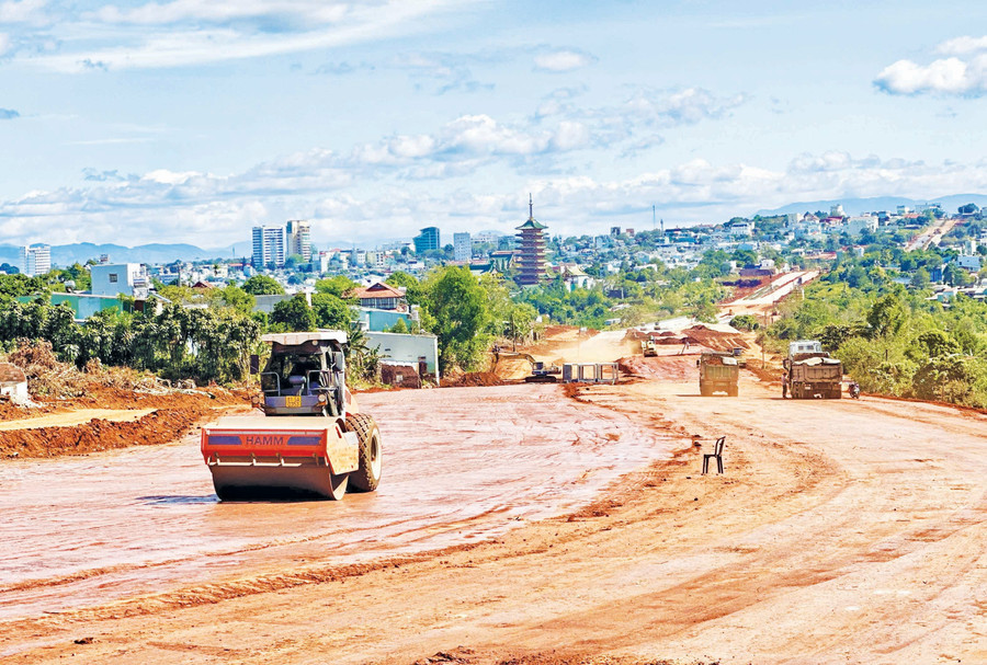 Các nhà thầu đang tăng tốc thi công tuyến đường Nguyễn Văn Linh (đi qua 2 phường Hội Phú và Diên Hồng). Ảnh: Hà Duy