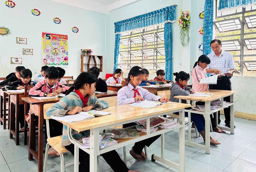 For teachers in remote areas, teaching is not just a responsibility but also an act filled with love for their students. Photo: D.Đ