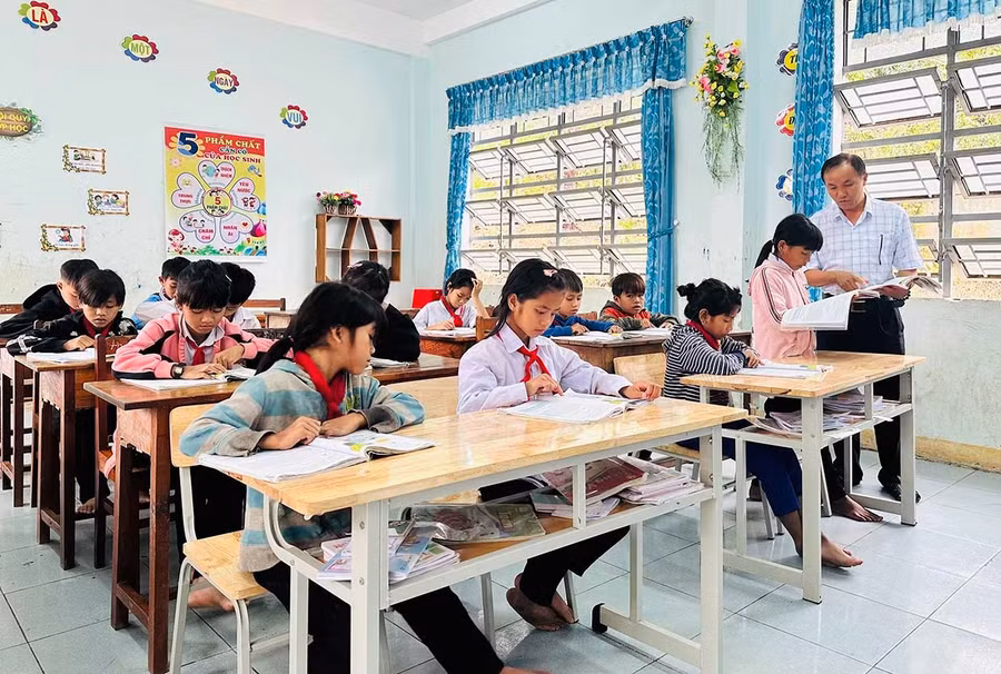 For teachers in remote areas, teaching is not just a responsibility but also an act filled with love for their students. Photo: D.Đ