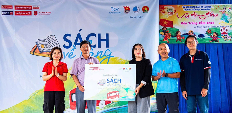 The Ia Dreh Youth Union, Joy Foundation Social Co., Ltd., and the Viet My Association organize the 'Books to the Village' program at Tran Hung Dao Primary and Secondary School. Photo: Vu Chi