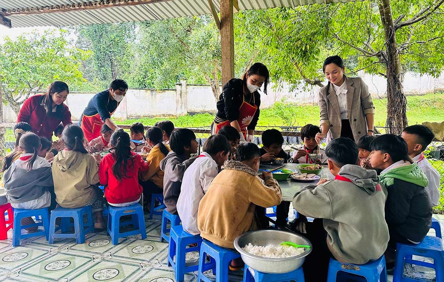 Boarding students are carefully cared for by teachers at every meal and bedtime. Photo: D.Đ