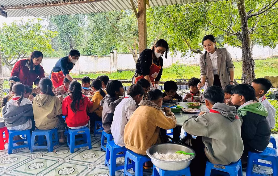Boarding students are carefully cared for by teachers at every meal and bedtime. Photo: D.Đ