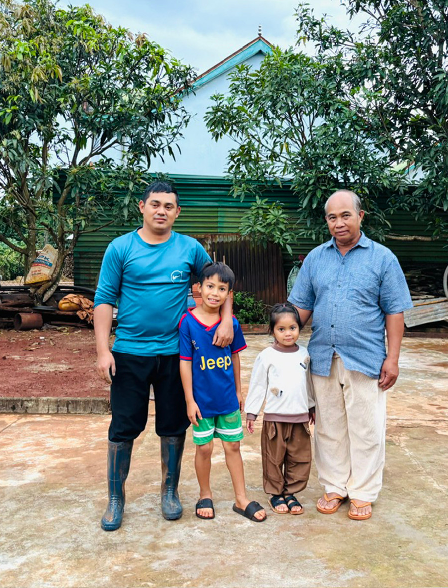 Mr. Nay Blum with his adopted son Nay Thuym and grandchildren. Photo: Hồng Thương