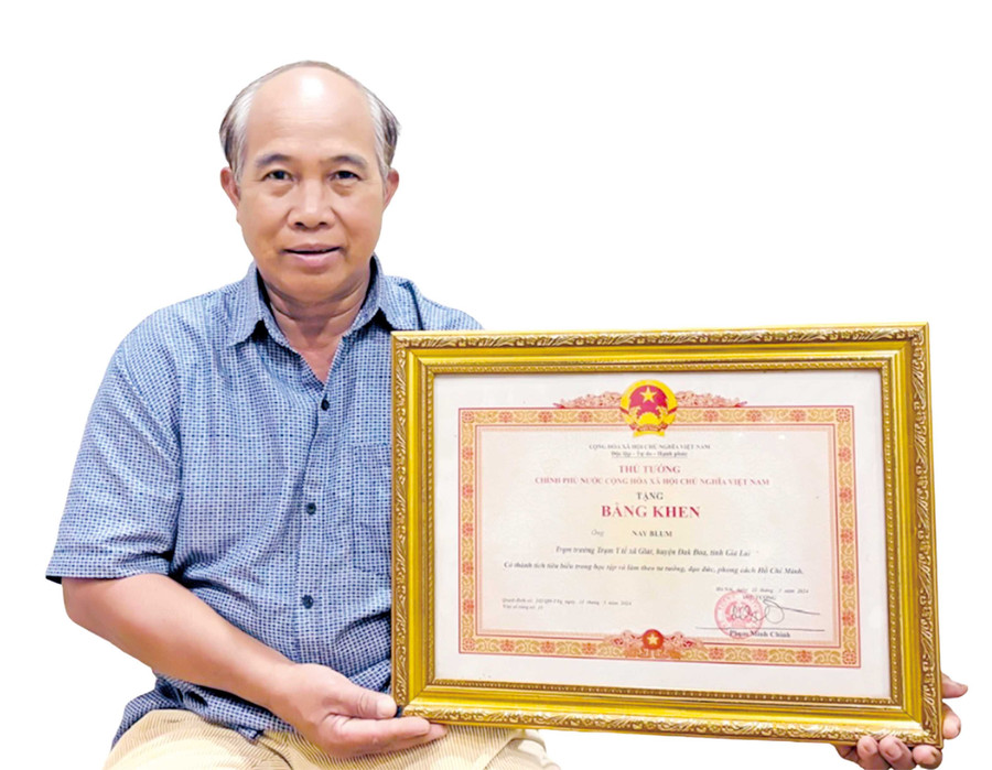 Mr. Nay Blum receives a certificate of merit from the Prime Minister for his achievements in studying and following Hồ Chí Minh’s moral example and style in 2024. Photo: Hồng Thương