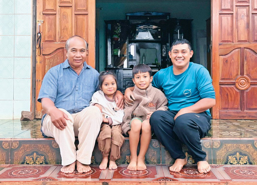 Mr. Nay Blum with his adopted son Nay Thuym and grandchildren. Photo: Hồng Thương