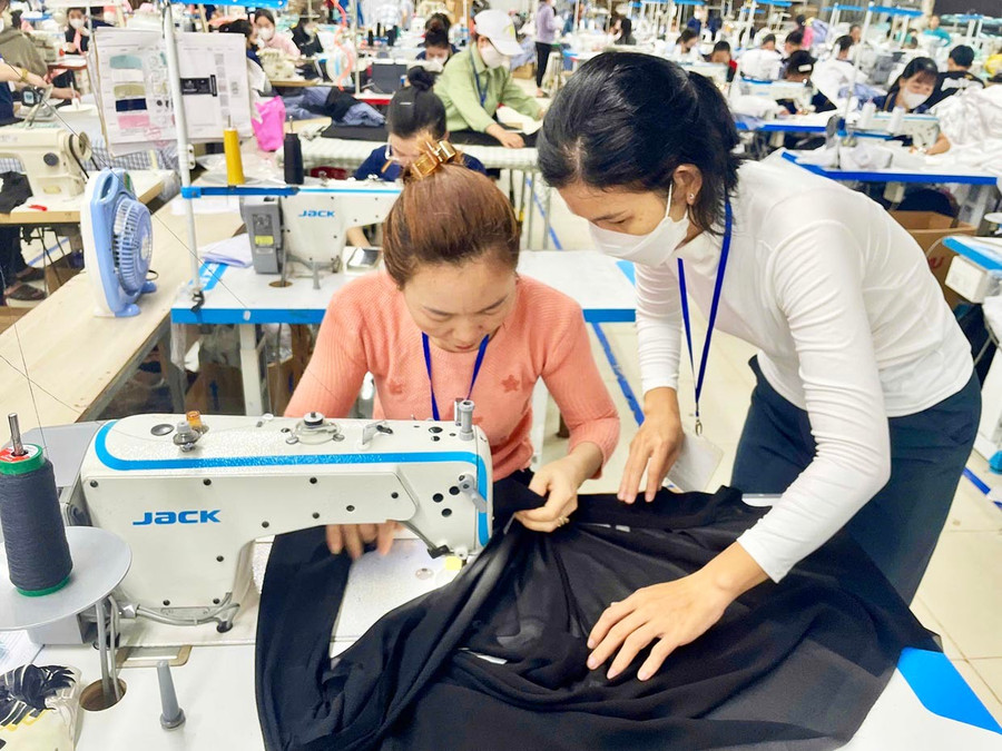 Người lao động Công ty TNHH Sinh Phát VN vừa học vừa làm ngay tại xưởng may. Ảnh: ĐVCC