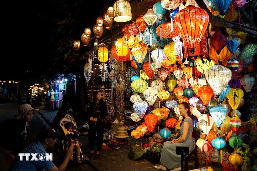 International tourists take photos in Hoi An Ancient Town. (Source: VNA)