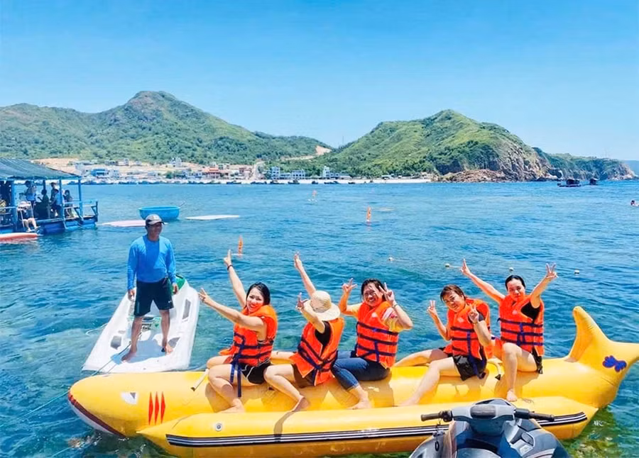 Du khách vui chơi tại làng biển Nhơn Hải. Ảnh: Hải Yến