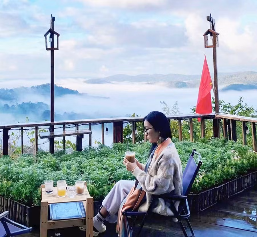 Du khách chụp ảnh tại một homestay ở xã An Toàn. Ảnh: Hải Yến