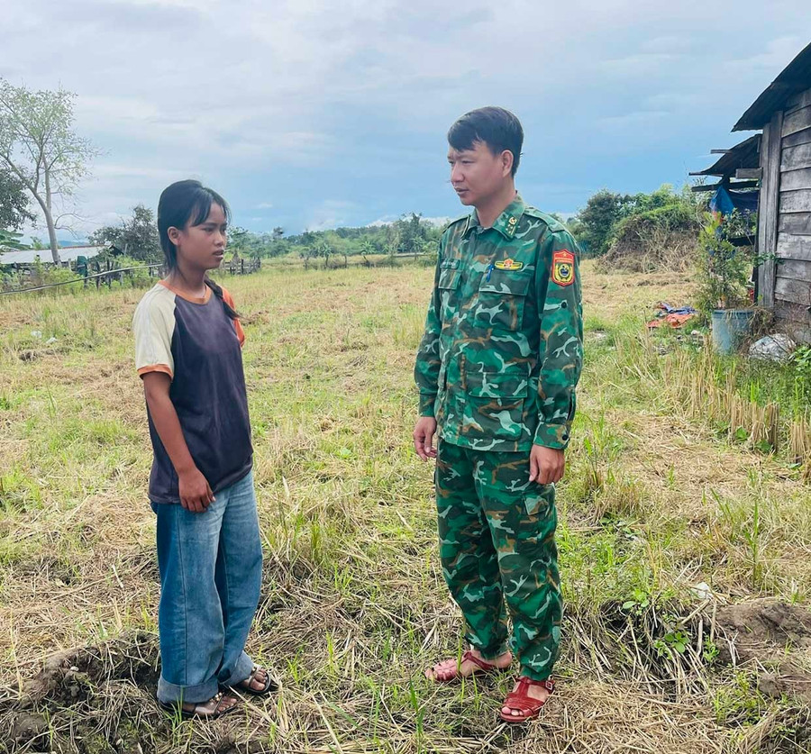 Captain Trần Văn Khen talks with Siu Nhăm (Klăh village) about the rice field beside their house. Photo: P.D don-bien-phong-ia-mo-them.jpg