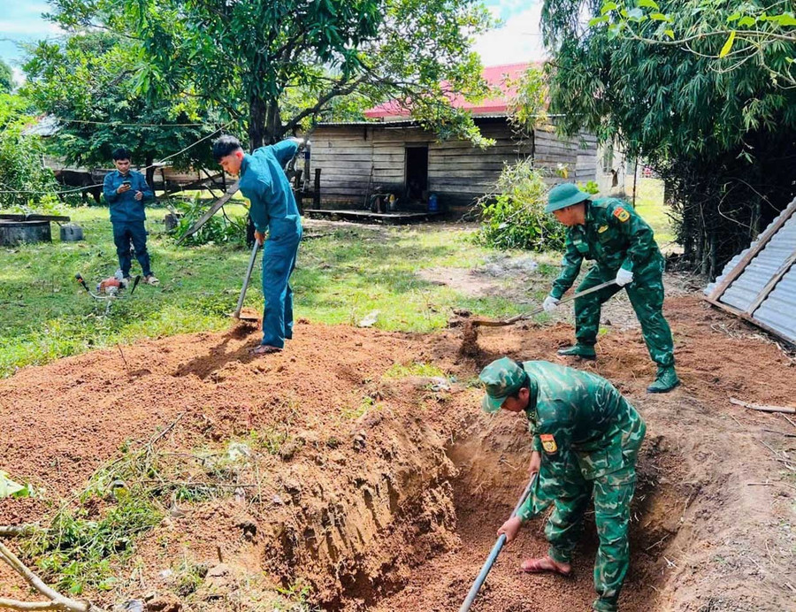 Border guards from Ia Mơ Border Post and the Ia Mơ commune militia dig a garbage pit for Mrs. Rơ Lan Blê’s family (Hnap village). Photo: P.D Bộ đội Đồn Biên phòng Ia Mơ và lực lượng dân quân xã Ia Mơ đào hố rác giúp gia đình bà Rơ Lan Blê (làng Hnap).