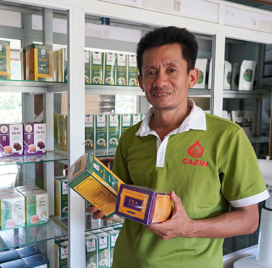 Nguyễn Cảnh Duy introduces trà dung products. Photo: T.Lợi Nguyễn Cảnh Duy introduces trà dung products.
