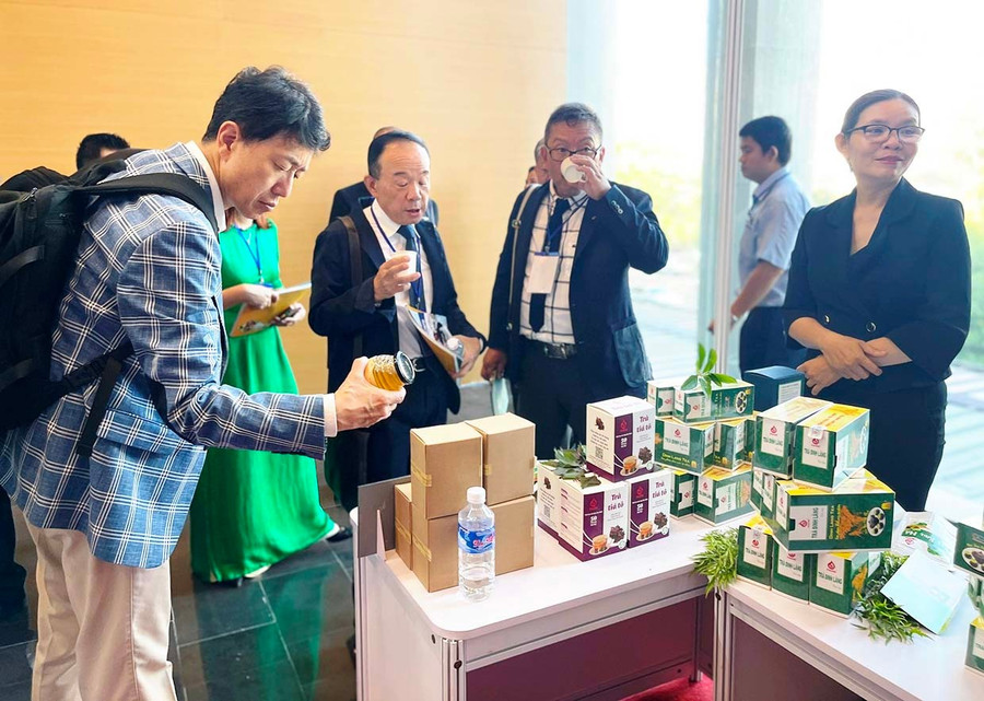 Visitors enjoy Cazin trà dung at an OCOP product fair in Quy Nhơn ward. Photo: ĐVCC Visitors enjoy Cazin trà dung at an OCOP product fair in Quy Nhơn ward.