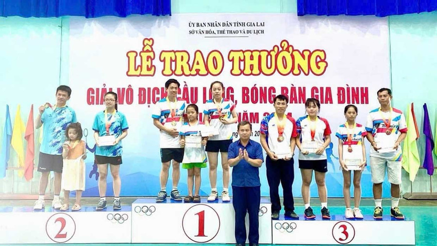 Nguyễn Văn Cường and his daughter Nguyễn Minh Khuê won gold at the 2024 Gia Lai Provincial Family Badminton and Table Tennis Championships. Photo: NVCC Anh Nguyễn Văn Cường và con gái Nguyễn Minh Khuê giành HCV tại Giải vô địch cầu lông, bóng bàn gia đình tỉnh năm 2024. Ảnh: NVCC