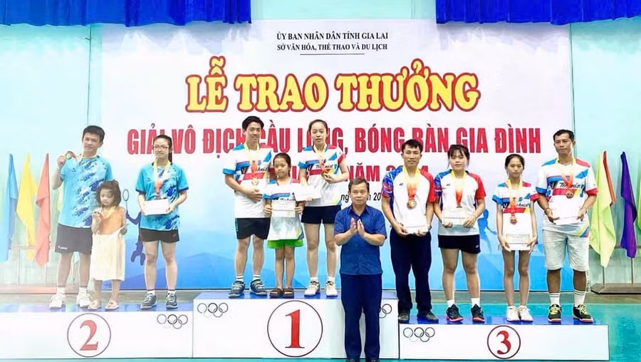 Anh Nguyễn Văn Cường và con gái Nguyễn Minh Khuê giành HCV tại Giải vô địch cầu lông, bóng bàn gia đình tỉnh năm 2024. Ảnh: NVCC