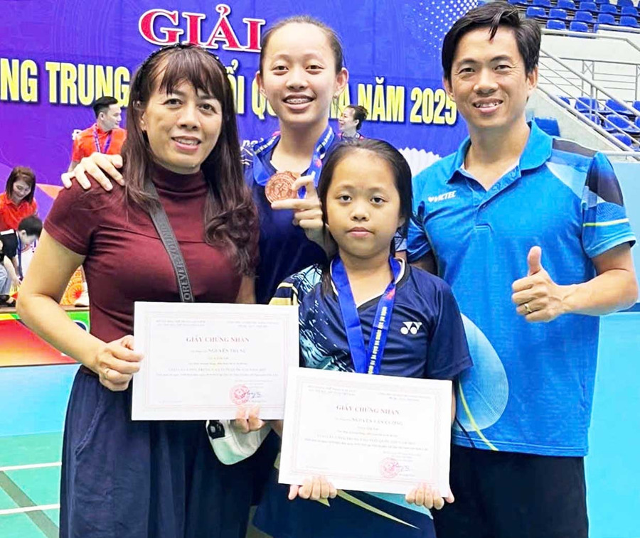 Nguyễn Văn Cường’s family shares his passion for badminton and has achieved significant success at both provincial and national tournaments. Photo: V.C Gia đình anh Nguyễn Văn Cường cùng có chung niềm đam mê và gặt hái được nhiều thành công tại các giải cầu lông của tỉnh và toàn quốc.