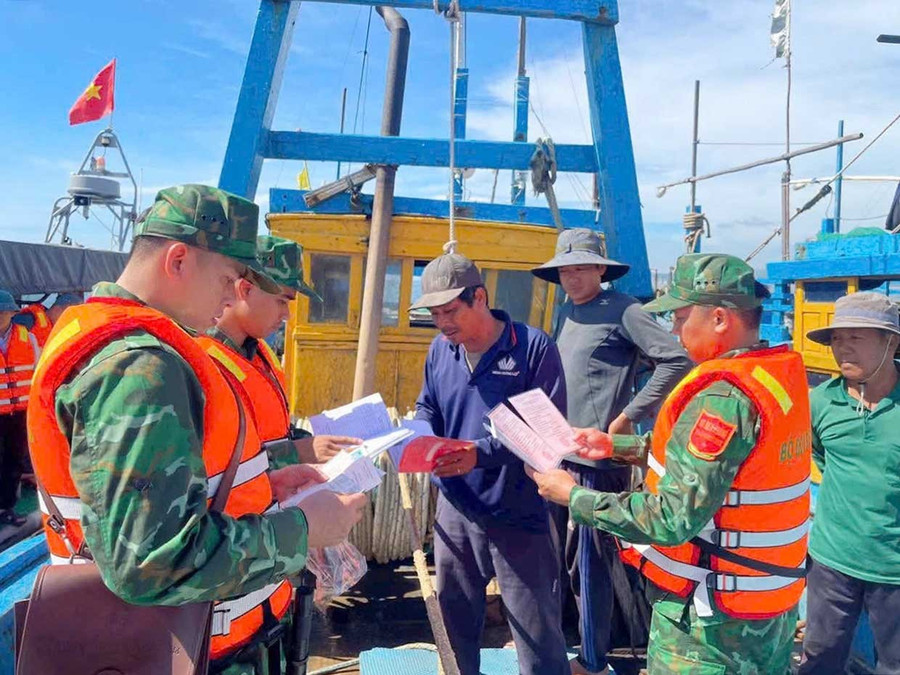 Border Guard Squadron 2, in coordination with Nhơn Châu Border Guard Station and the People’s Committee of Nhơn Châu Commune, inspects and monitors fishing vessels operating in the Nhơn Châu sea area. Photo: ĐVCC Hải đội Biên phòng 2 phối hợp Đồn Biên phòng Nhơn Châu và UBND xã Nhơn Châu kiểm tra, kiểm soát tàu cá hoạt động trên vùng biển Nhơn Châu.