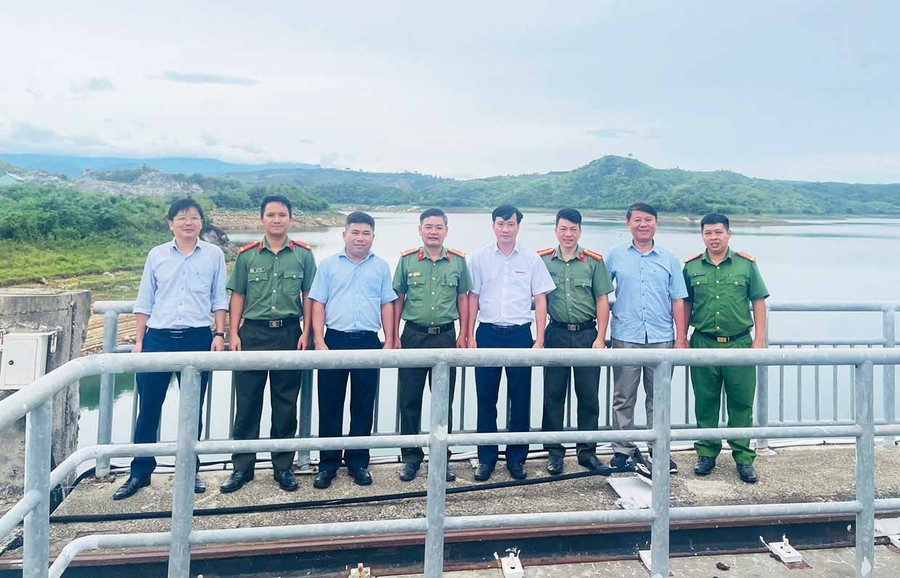 A working group from Gia Lai Provincial Police inspects security and safety measures at the Ka Nak spillway dam in 2025. Photo: Nguyễn Cường cong-ty-thuy-dien-anh-2.jpg