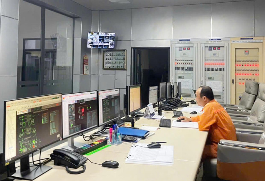 Night-shift workers monitor equipment operations at An Khê Hydropower Plant. Photo: Văn Cường Công nhân viên trực ca đêm theo dõi hoạt động của các thiết bị tại Nhà máy Thủy điện An Khê.